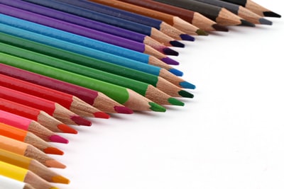 白色面板上所有颜色的彩色铅笔